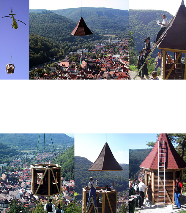 Das Michelskäppele am Haken eines Hubschraubers. Neuaufbau des Michelskäppele durch Holzbau Kuhn.